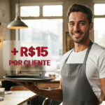 Garçom sorridente segurando uma bandeja em um restaurante, ilustrando como fazer clientes gastarem mais no restaurante usando técnicas de upsell.