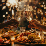 Brinde com taças de espumante durante a ceia de Ano Novo em restaurante, com mesa posta e clima festivo.