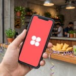 Gestor de restaurante analisando checklist de operação para o Carnaval 2026 em um tablet, com balcão de bar organizado ao fundo.